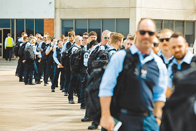 澳洲提出《太平洋警务倡议》创建多国警务部队，以便在危机时快速部署至南太区域热点和灾区。图为2023年11月太平洋运动会之前，澳洲联邦警察飞往索罗门群岛支援索罗门皇家警察部队。（路透社）