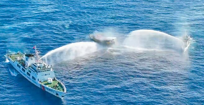 大陆自然资源部30日首次发布《仙宾礁珊瑚礁生态系统调查报告》。图为大陆海警舰艇在南海以水炮攻击菲律宾补给船。（摘自菲律宾海岸巡防队官网）