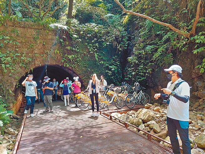 新北市觀旅局2023年7月起搭配基隆港國際郵輪到港時間，派員於郵輪停泊處駐點，考量旅客上岸時間，推薦景點有三貂嶺生態友善隧道等。（陳慰慈攝）