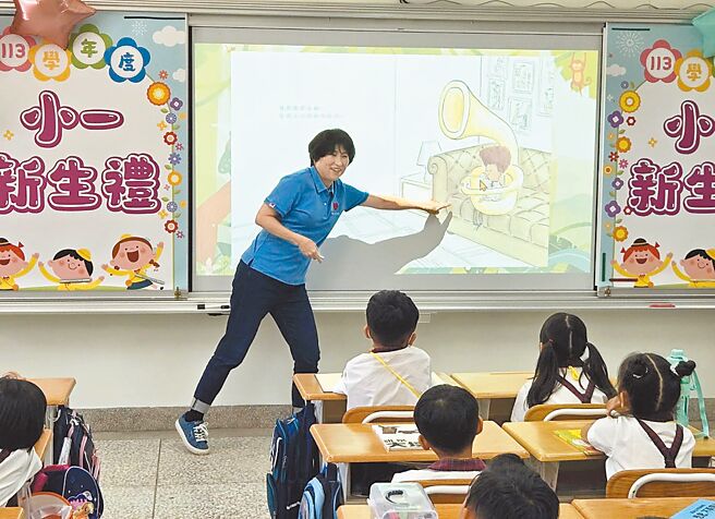 台东县长饶庆铃30日参加马兰国小新生开学典礼，宣布在全县国小一年级教室建置不反光、低蓝光的「护眼触控大萤屏」。（蔡旻妤摄）