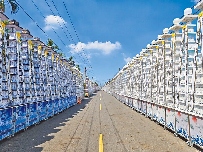 屏東角頭「鴨頭」陳昫豪告別式會場米塔長達200餘公尺，走在路上有如日本黑部立山大雪壁。（羅琦文攝）