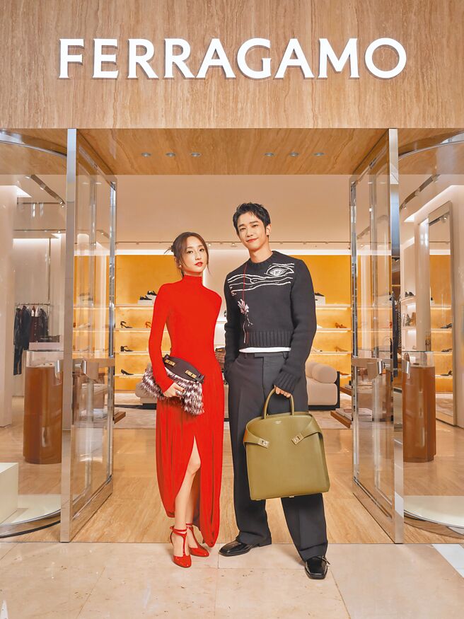 劉以豪（右）、柯佳嬿出席FERRAGAMO台中新光三越中港店開幕活動。（FERRAGAMO 提供）