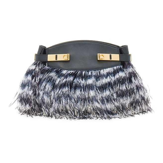 FERRAGAMO黑白毛絨跳色Hug手拿包，12萬5000元。（FERRAGAMO提供）