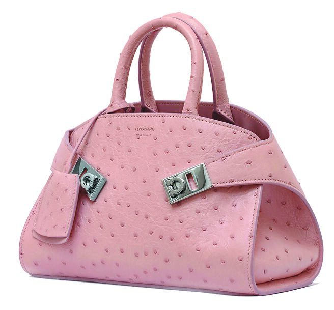 FERRAGAMO鴕鳥皮革迷你Hug手提包，新光三越中港店獨家限定，全台限量5只，25萬5000元。（FERRAGAMO提供）