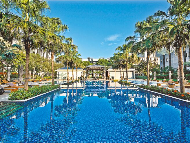 酒店內的戶外泳池能讓旅人釋放壓力、舒活養生，享受度假的愉悅。（業者提供）