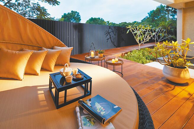 玫瑰天竺葵奢華花園套房可讓全家人共居一房，室外則有泡湯池、貝殼床、花園、露臺。（業者提供）