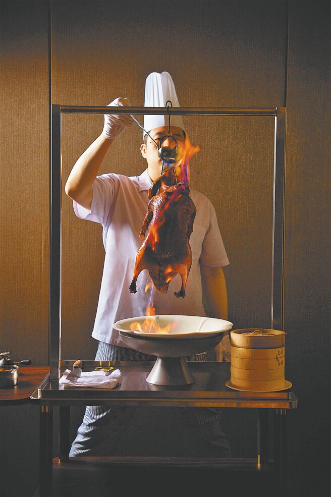 经典的「潮萃火焰濑尿烧鹅」有8种道地烹调手法，饕客可任选4吃。（神旺潮品集．潮坊提供）