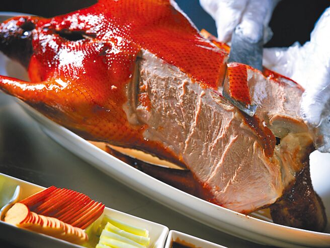 硕大肥美的「潮萃火焰濑尿烧鹅」酒香入皮、肉质细嫩多汁，颠覆食客的味觉体验。（神旺潮品集．潮坊提供）