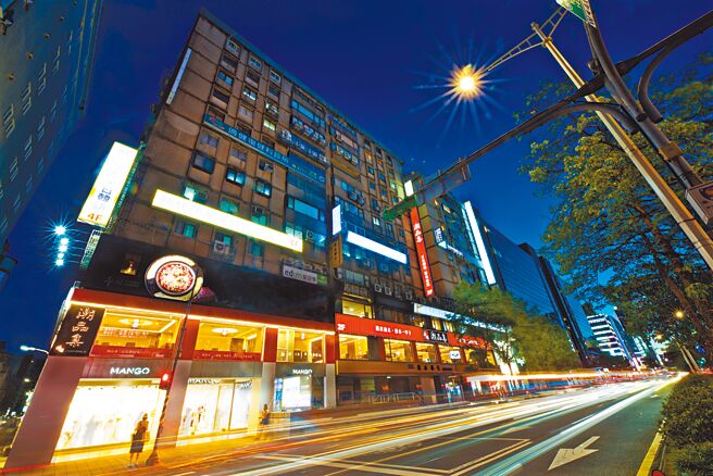 东区旗舰店的「神旺潮品集．忠孝店」同欢庆迎周年，加入官方社群即领优惠抵用券。（神旺潮品集．忠孝店提供）