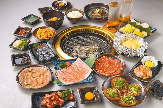 「胡同月見賞牛雙人套餐」精選13道肉品，滿足饕客的味蕾。（橘焱胡同集團提供）