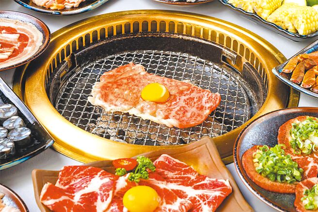 「月見牛壽喜燒」選用日本A5和牛紐約客薄片，沾上生食等級雞蛋，展現和牛極致美味。 （橘焱胡同集團提供）