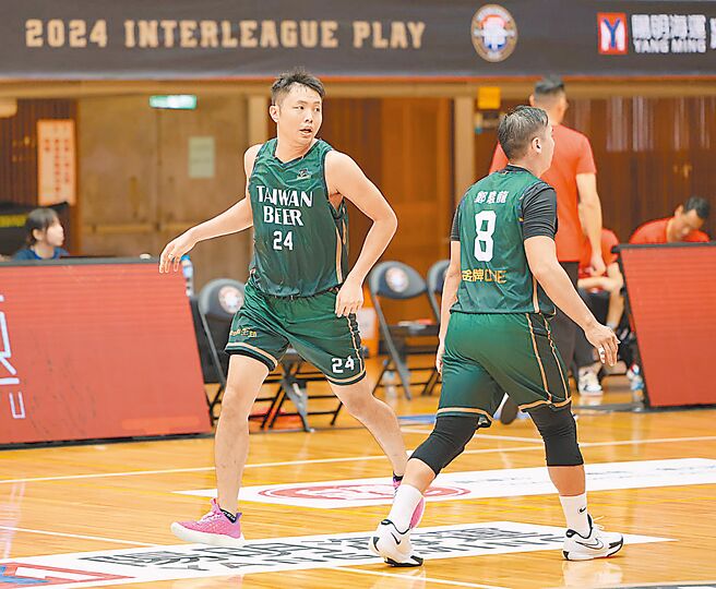台啤後衛朱億宗（左）充分在場上發揮老將價值。（中華籃協提供）