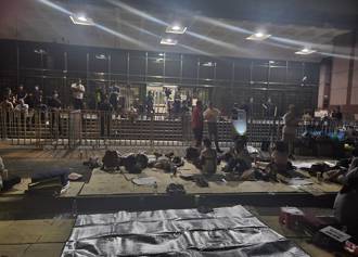 深夜不開羈押庭 柯文哲、彭振聲候審室睡一晚！「收不收押」1日下午再戰