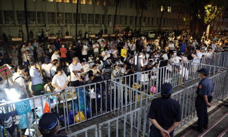 小草「包圍北檢徹夜守候」 北市議員預警：恐背上刑責