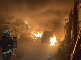 報廢汽車電池疑自燃陷火海 無辜4車遭波及燒毀