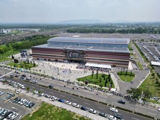 台南惊见「超长排队人龙」空拍画面曝 网怨：进场要3小时