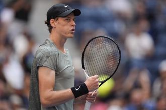 美网》小威现身观战 球王辛纳、球后思薇雅蒂晋级16强 