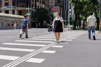 視障者行走更安心 新北30個捷運站增設「導盲行穿線」 