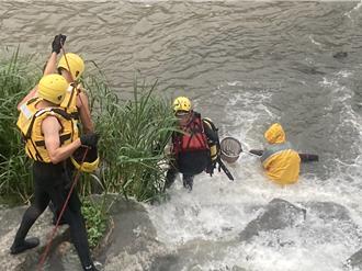 有驚無險！台中78歲老翁垂釣受困暴雨 消防救援助他平安返家