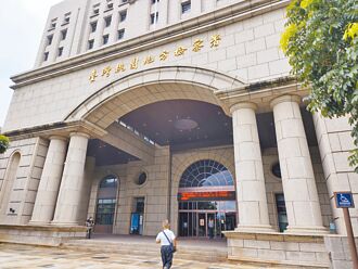 逼警车还呛所长 退警网红遭诉