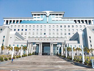 强制猥亵实习生 国小校长终身解聘 沦落工地打工
