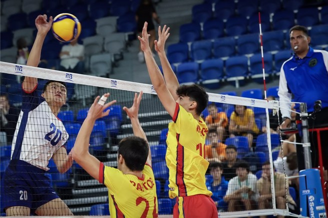 中华队刘冠朋(左)在网前奋力扣杀。(取自FIVB官网)
