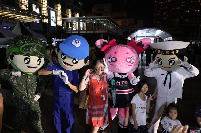  為慶祝九三軍人節，國防部舉辦「能戰嘉年華」，透過精采活動，拉近軍民距離，提升全民防衛認知。
（記者袁銘駿攝）