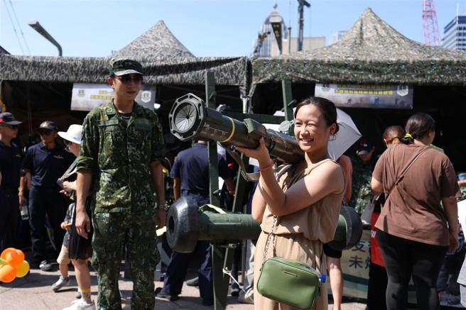  「能戰嘉年華」活動中，民眾透過現場軍事攤位互動體驗，實際感受官兵扎實訓練與艱辛。
（記者袁銘駿攝）