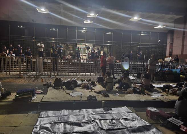 图为今(1)日凌晨12时30分许，于北检外挺民眾党主席柯文哲的民眾。（图／丁世杰拍摄）