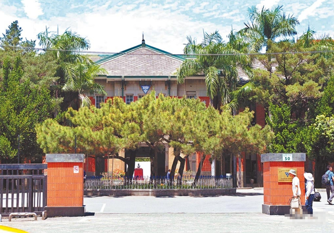 雄中开学日，出现高一新生带行李箱报到的奇景，引发讨论。(图／资料照)