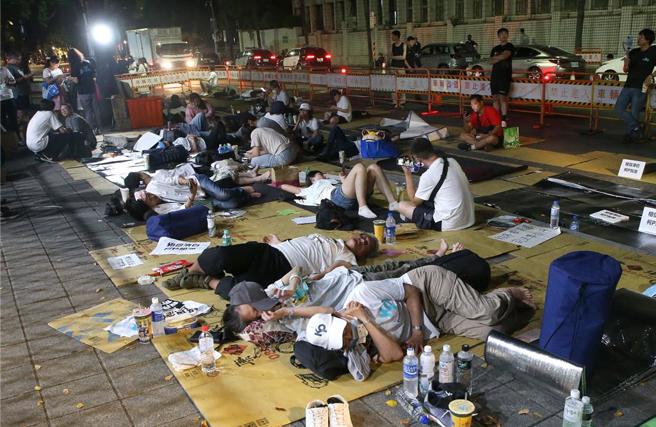 柯文哲支持者夜宿地檢外。（趙雙傑攝）