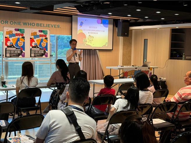 移民署移民资讯组副组长朱文彬在「数位探险小学堂-网路诈骗别上当!」创意活动中，倾听新住民朋友们分享心得，并鼓励参与计画及课程报名。（移民署提供）