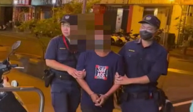 刘男在大街挥舞柴刀，动机曝光，仅是打网游被网友呛声。（翻摄画面）