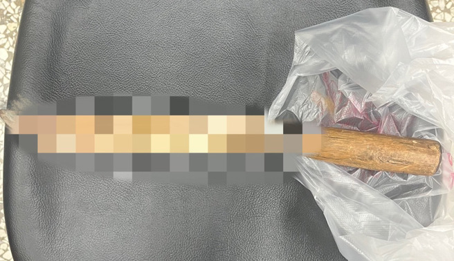 警方查扣证物一把柴刀。（翻摄画面）