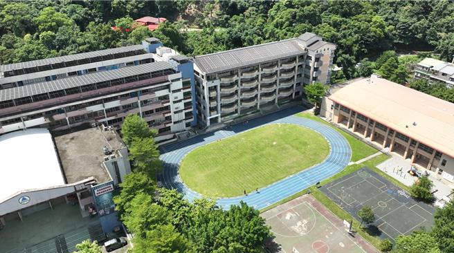 新北市汐止區青山國中小因臨近山區，每逢大雨學校與周邊常出現積淹水狀況，預計在學校操場下方新設4500噸的滯洪池。（新北市水利局提供）