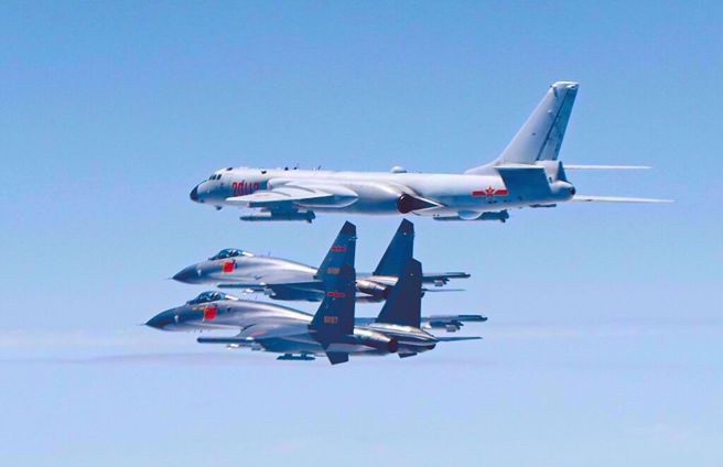 19共機、艦四面夾台， 最近離澎湖僅42浬。（圖 / 新華社）