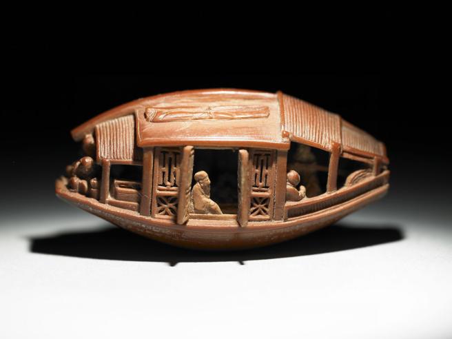 梵克雅寶攜手台北故宮、巴黎裝飾藝術博物館舉辦《大美不言》特展，展出故宮珍藏的清乾隆年間陳祖章〈雕橄欖核舟〉。（Van Cleef & Arpels提供）