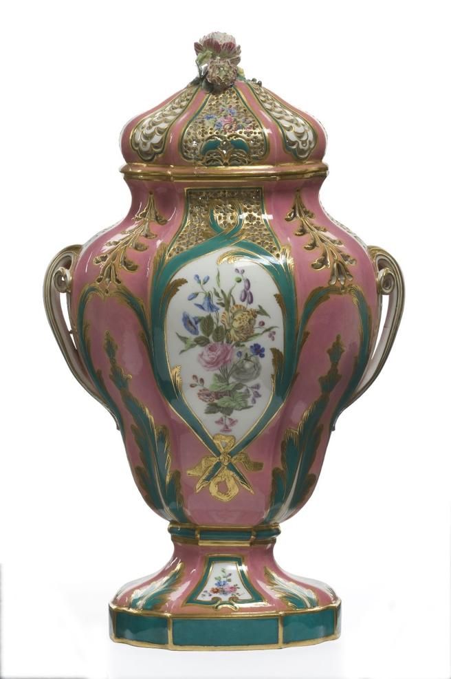 法國裝飾藝術博物館珍藏的〈百花香花瓶〉，將來台在台北故宮《大美不言》特展中展出。（Van Cleef & Arpels提供）