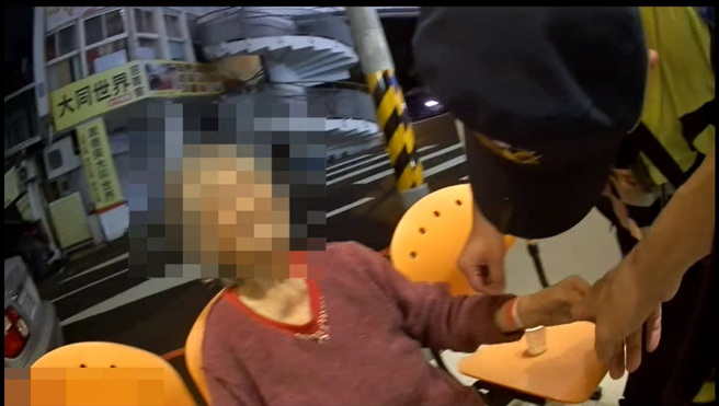阿婆婚纱店前不断徘徊，暖警在她的手腕发现就诊编号，顺利送返医院就诊。（翻摄画面）