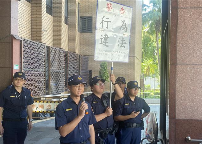 中正一警分局分局長張嘉煌第一次舉牌警告。（李文正攝）