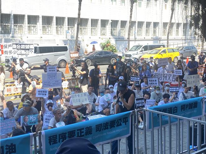 台北地檢署前聚集上百名小草。（李文正攝）
