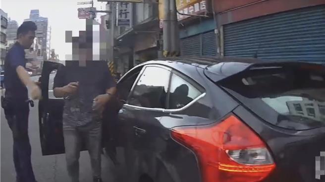 竹東派出所員警執行巡邏勤務，識破40歲周姓男子的轎車的掛假車牌，依行使、偽造變造特種文書罪逮捕。（竹東警分局提供／羅浚濱新竹傳真）