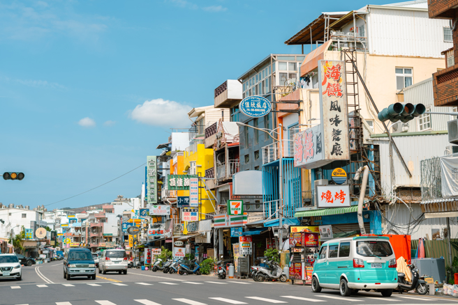 有墾丁旅宿業者表示，現在沒陸客，但還有不在意價錢的「少年董」及高消費力的年輕人買單。（示意圖，shutterstock／達志）