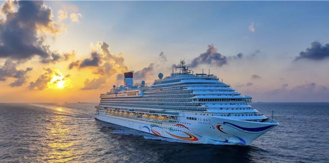 大陸自製的「愛達·魔都號」郵輪，全長323.6公尺，總噸位13.62萬噸，擁有2125間豪華客房和套房，滿載可容納5246名賓客。（愛達郵輪微信公眾號）