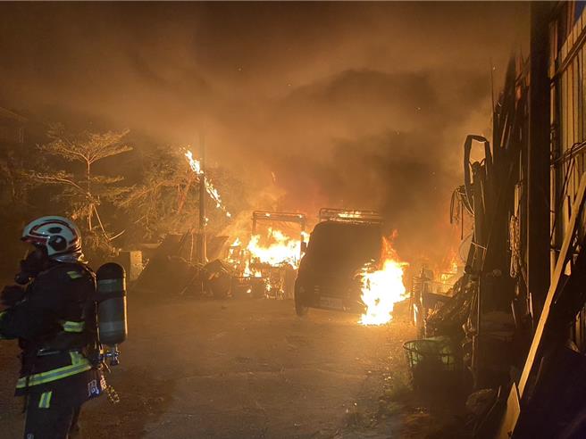 南屯區中和巷閒置鐵皮工廠昨深夜竄火舌，波及周圍數量汽車。（台中市消防局提供）