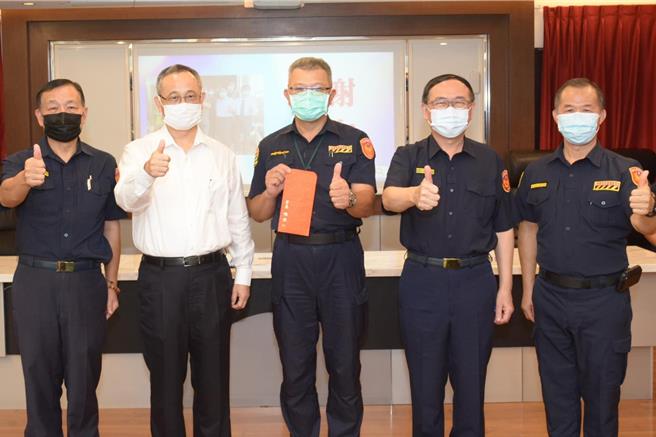 「哔哔哥」江敦霖（中）2022年在时任彰化县警局长吴坤旭（右二）与交通队长林世明（右一）推荐下荣获金安奖荣誉，时任警政署长陈家钦（左二）特别南下慰勉奖励。（警方提供／孙英哲彰化传真）