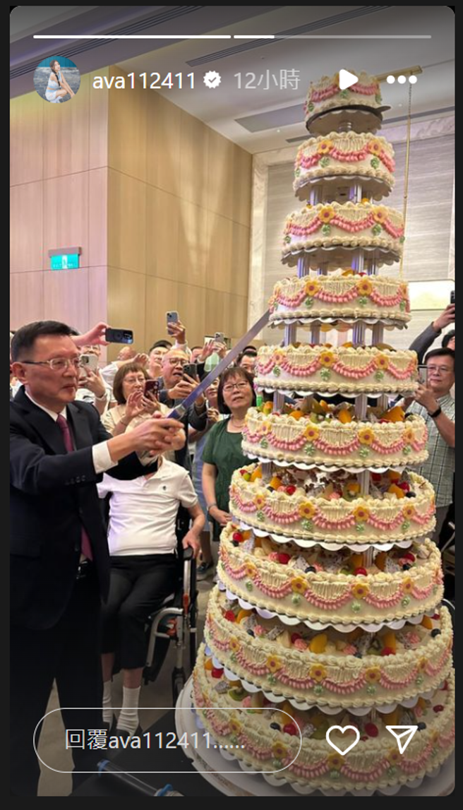 丫头还捕捉了公公拿着长刀准备切开生日蛋糕的画面。（图／翻摄自丫头 IG）