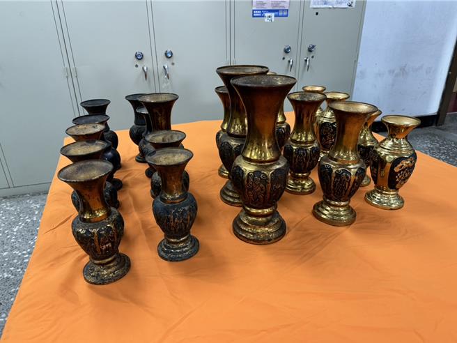 員警在回收場找回遭竊的所有銅製花瓶。（金山警分局提供）