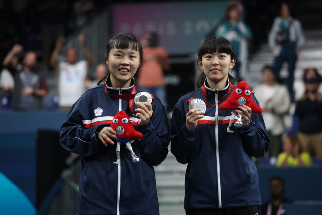 田曉雯(左)與林姿妤拿著帕運銀牌合影。(體育署提供)