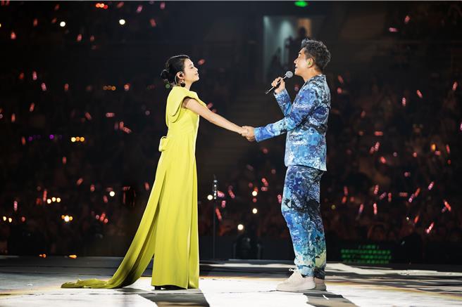 劉若英（左）在潘陽演唱會上和任賢齊合唱〈依靠〉。（相信音樂提供）